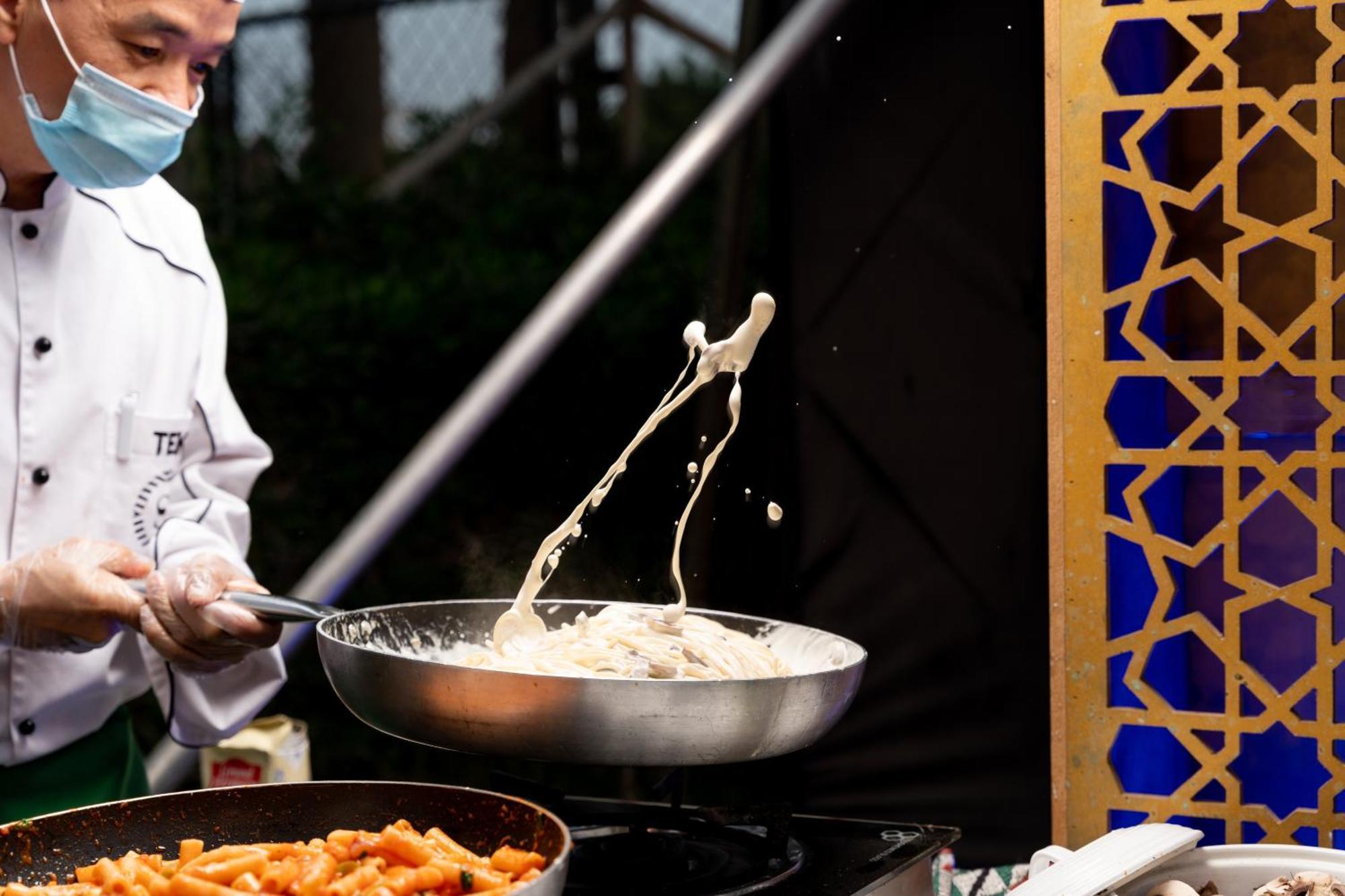 Sheraton Dammam Hotel & Convention Centre Buitenkant foto A chef tossing rice in a wok