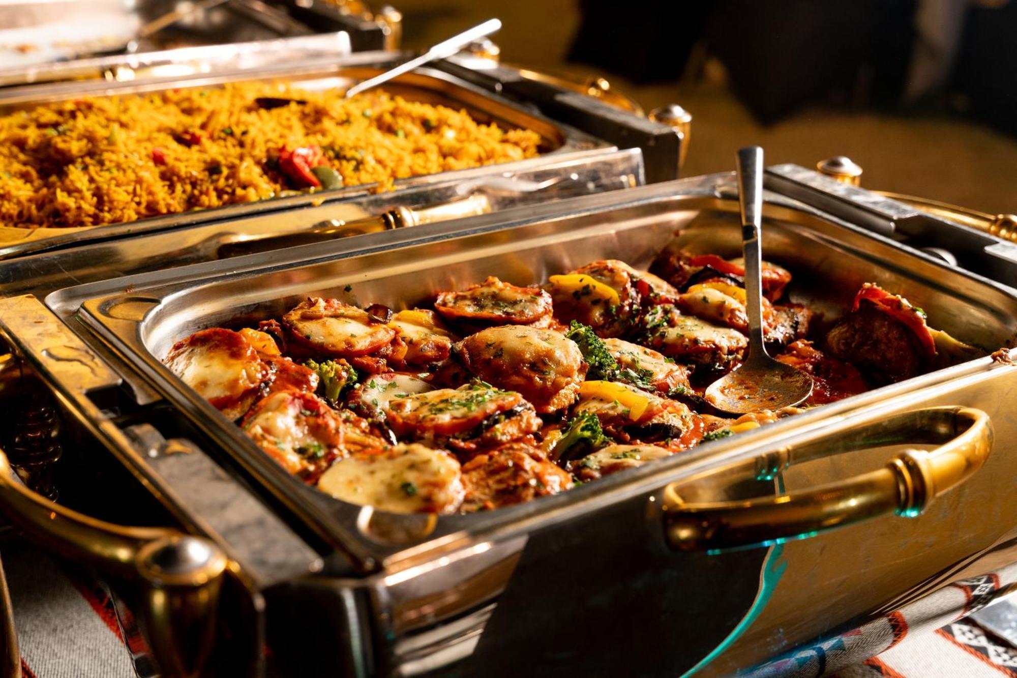 Sheraton Dammam Hotel & Convention Centre Buitenkant foto A chafing dish