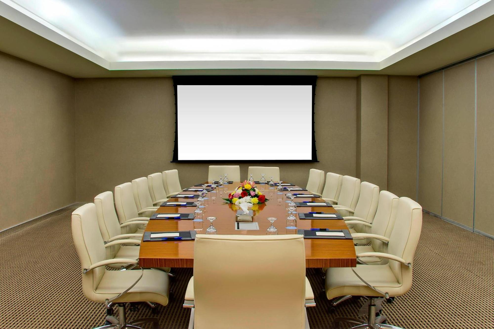 Sheraton Dammam Hotel & Convention Centre Buitenkant foto A boardroom