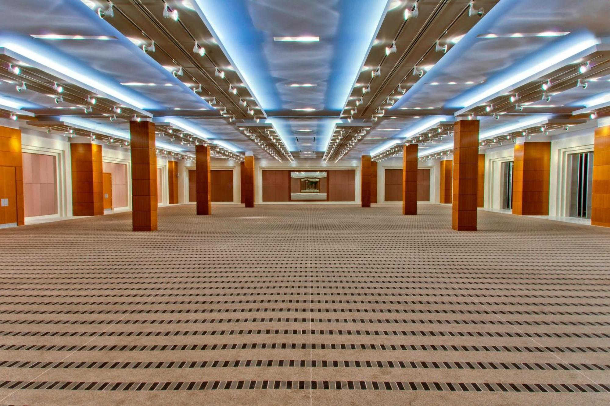Sheraton Dammam Hotel & Convention Centre Buitenkant foto The interior of the main hall