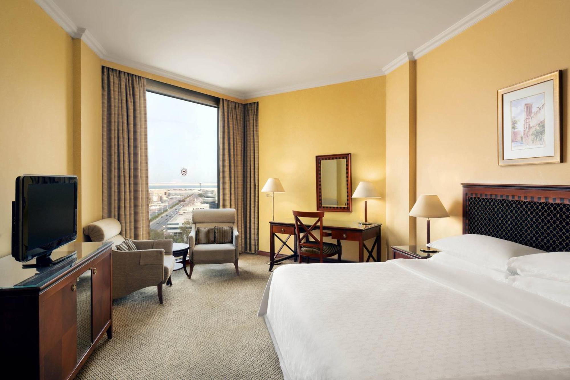 Sheraton Dammam Hotel & Convention Centre Buitenkant foto A guest room at the Hilton Athens
