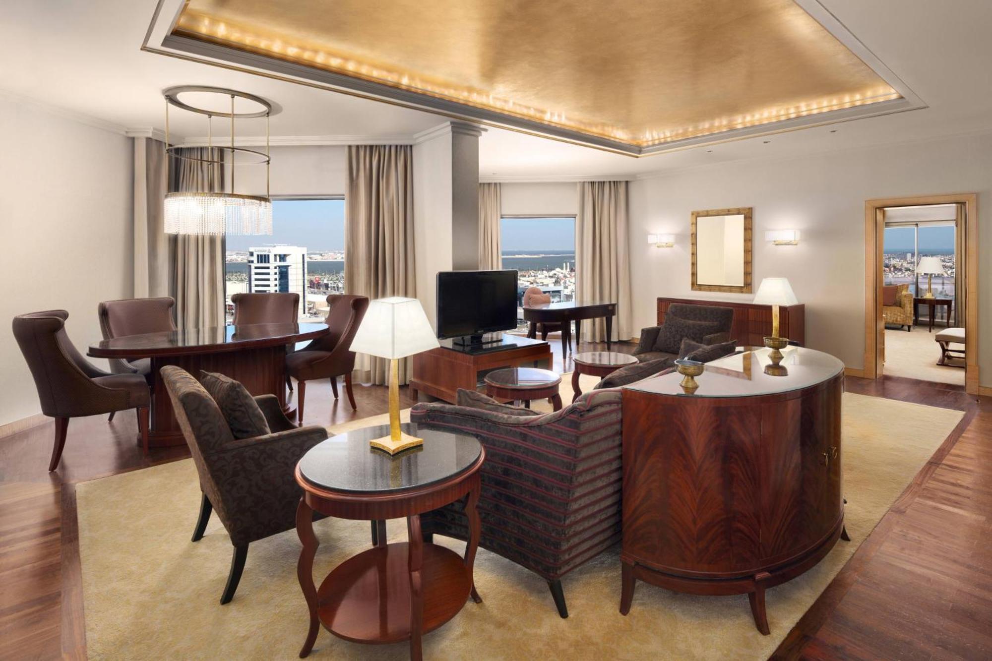 Sheraton Dammam Hotel & Convention Centre Buitenkant foto A suite at the hotel