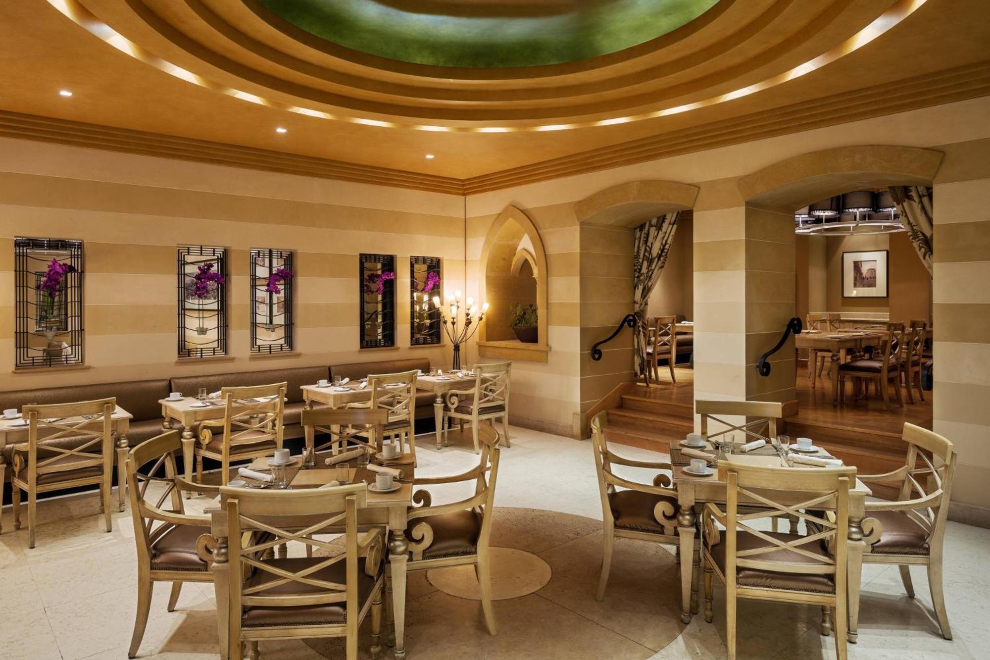 Sheraton Dammam Hotel & Convention Centre Buitenkant foto The interior of the restaurant