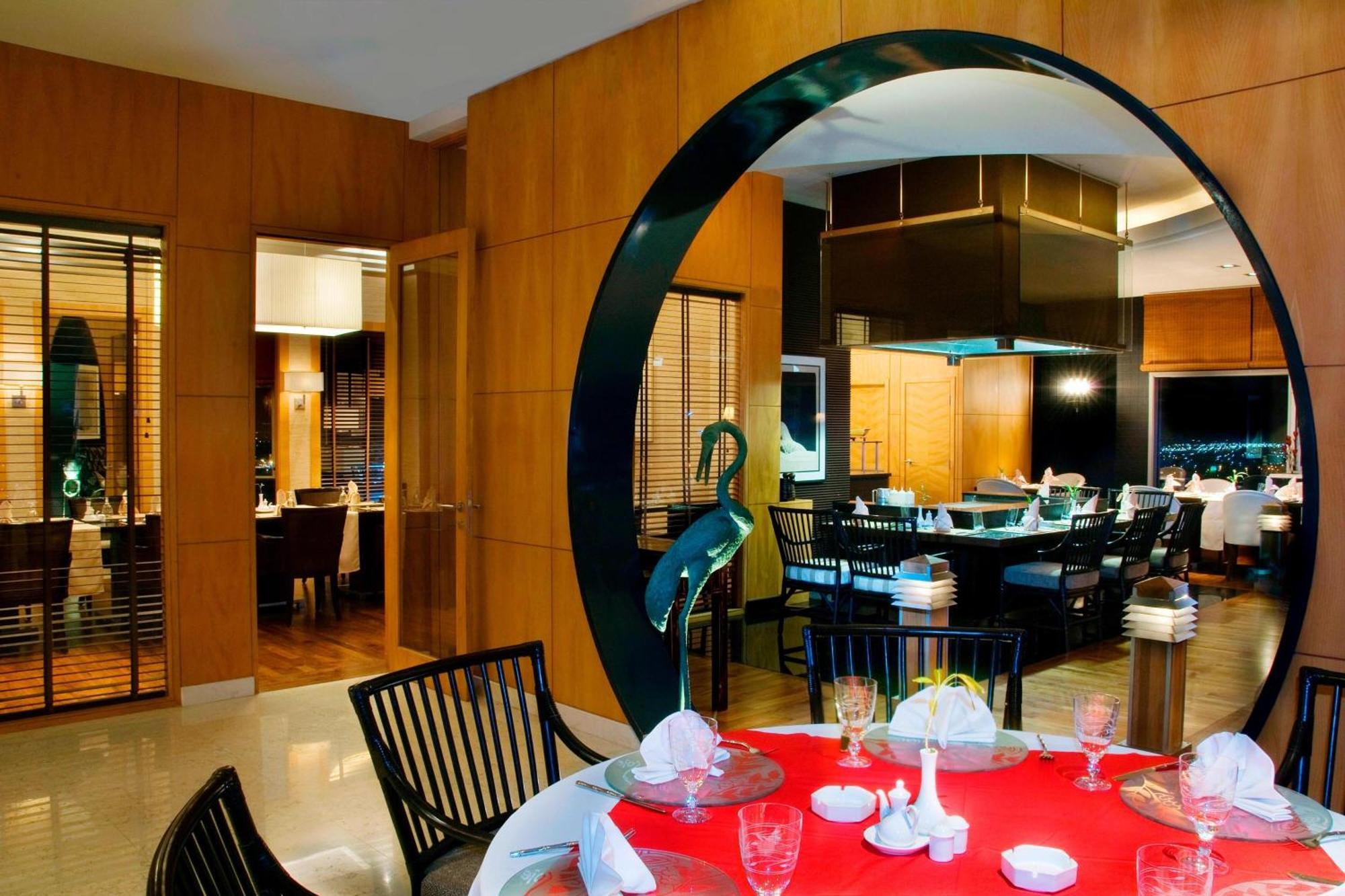 Sheraton Dammam Hotel & Convention Centre Buitenkant foto The interior of the restaurant
