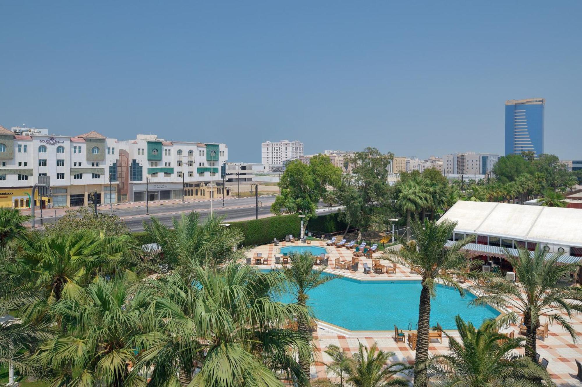 Sheraton Dammam Hotel & Convention Centre Buitenkant foto A view of the pool at Jumeirah Lakes Towers