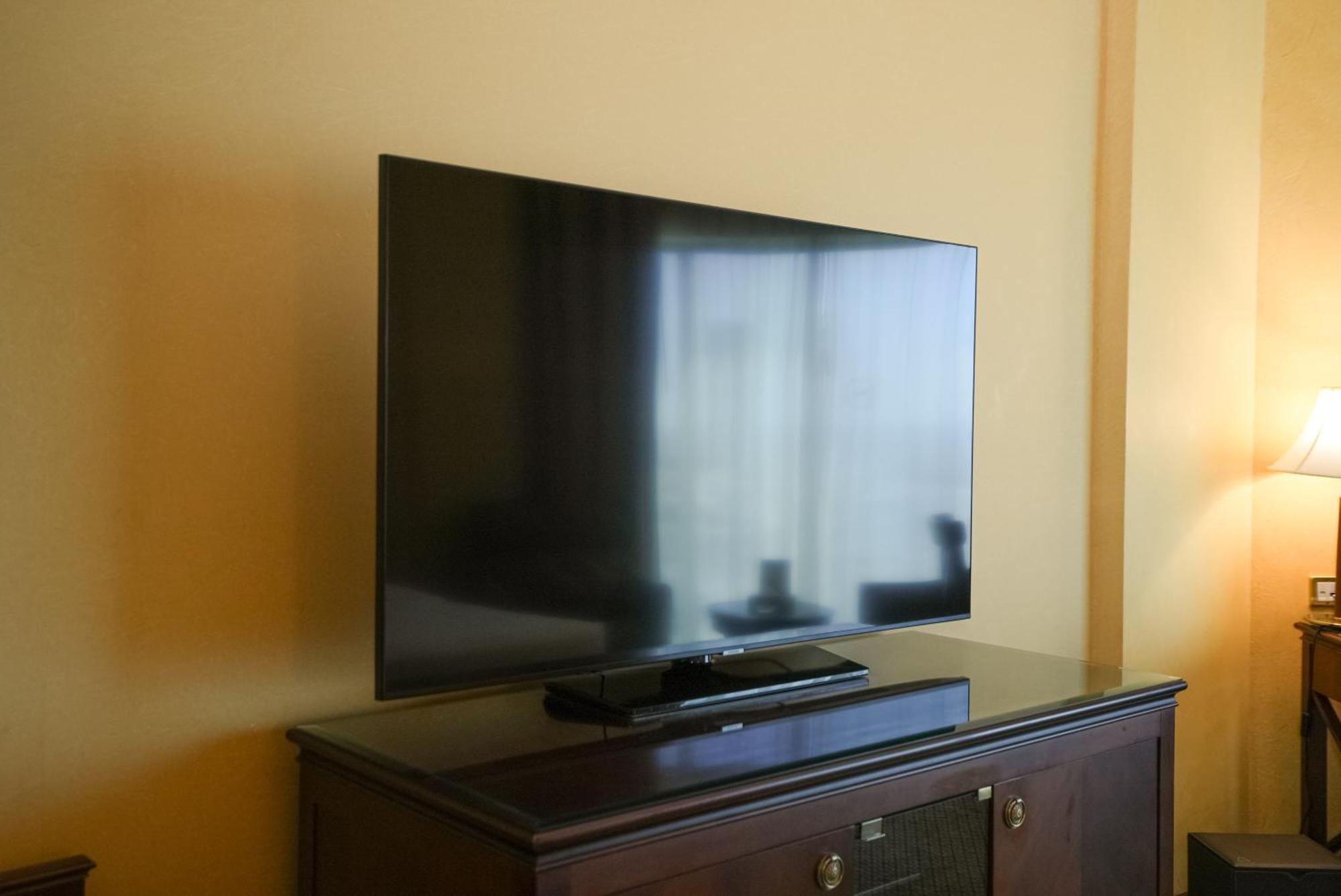 Sheraton Dammam Hotel & Convention Centre Buitenkant foto A Samsung TV
