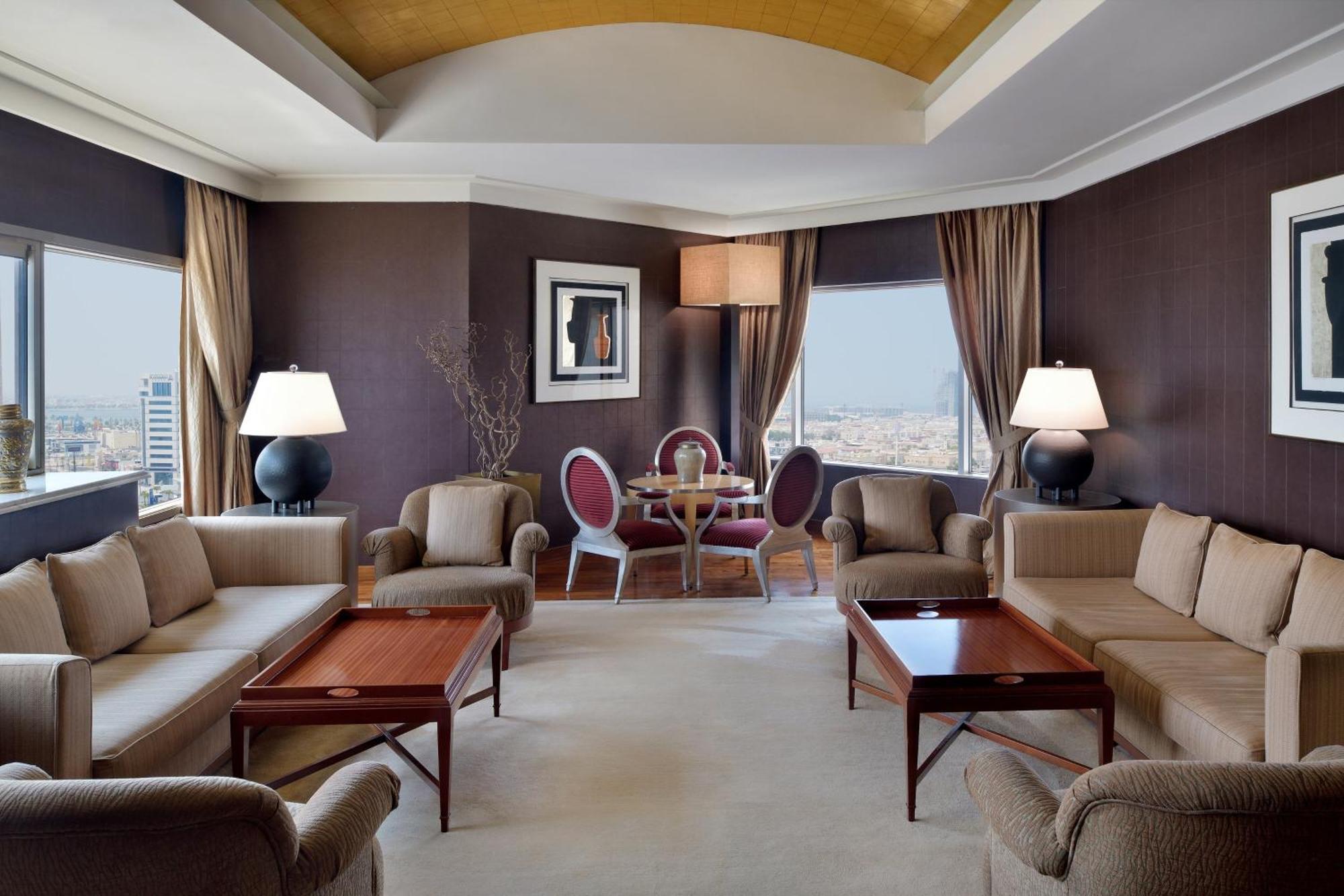 Sheraton Dammam Hotel & Convention Centre Buitenkant foto The interior of a suite at the Four Seasons Hotel, Cairo